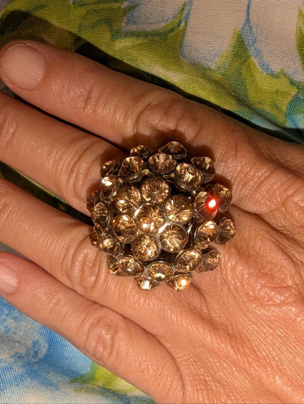 VTG CHUNKY GOLD TONE CRYSTAL STRETCH RING